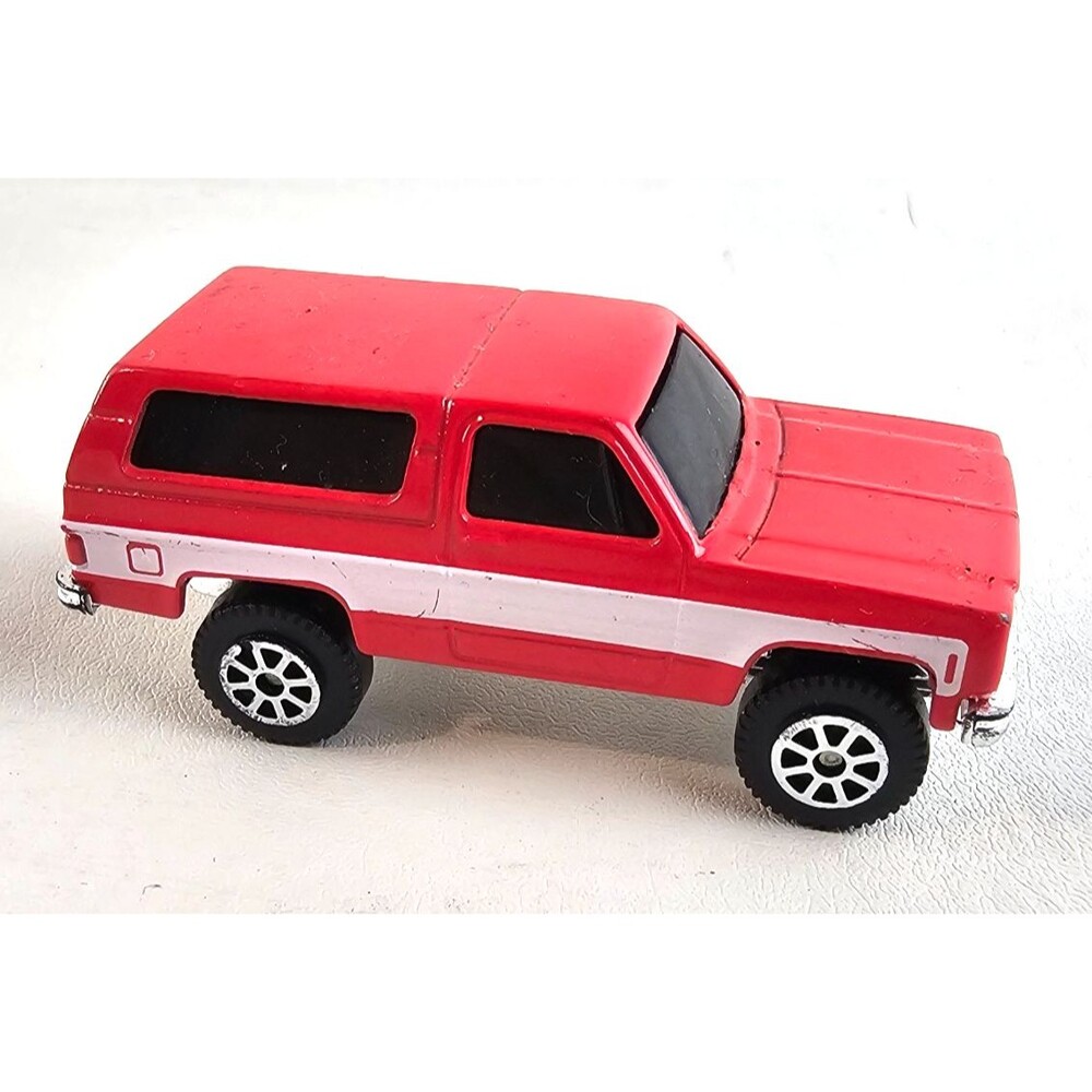 Maisto 1979 Chevrolet K5 Blazer Red White Diecast Toy Truck 1:64 SUV
